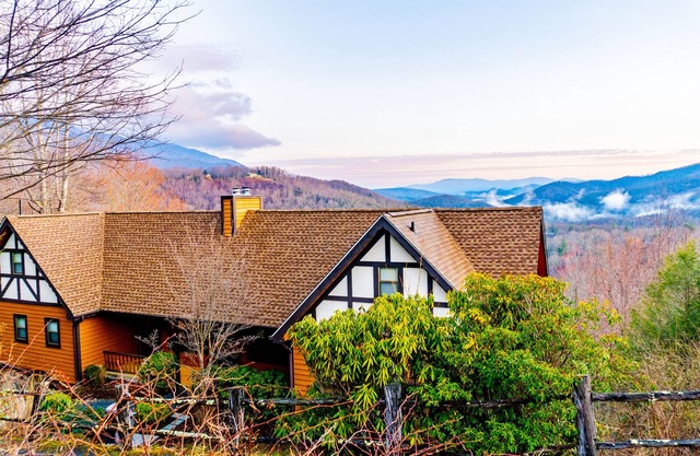 2bd Mnt Top Chalet w/ 50 mile views in Pisgah NF!