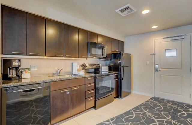 2BD Vegas Condo w/Pool, Hot tub, Gym, Grills, WiFi