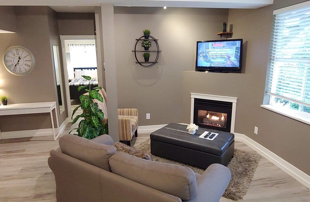 2bdrm Suite in Executive Home with Sweeping Mountain and Valley Views