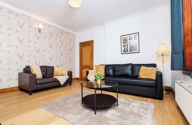 2Bed Upper Cottage Flat-On Street Parking