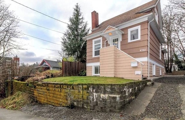 2BR/1.5BA - AC- Private upper unit of a duplex house. Few steps to Light Rail
