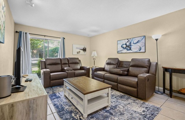 2BR/1B Walk to Shands and UF Campus, Desk, Pool!