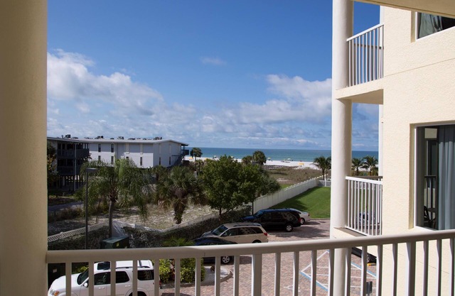 2BR/2BA Beach Condo: Couples' Retreat