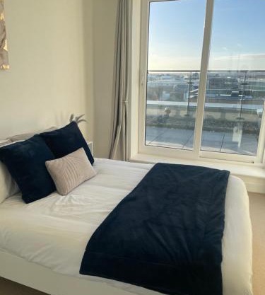 2BR 2BA Top Floor Penthouse Apartment in RG2 - Ideal for Business Travellers & Contractors, Free Parking & Sleeps Up To 6