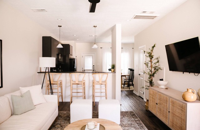 2BR | 3mi to Kyle Field w/Pool