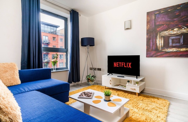 2BR Central Flat W/Free Parking