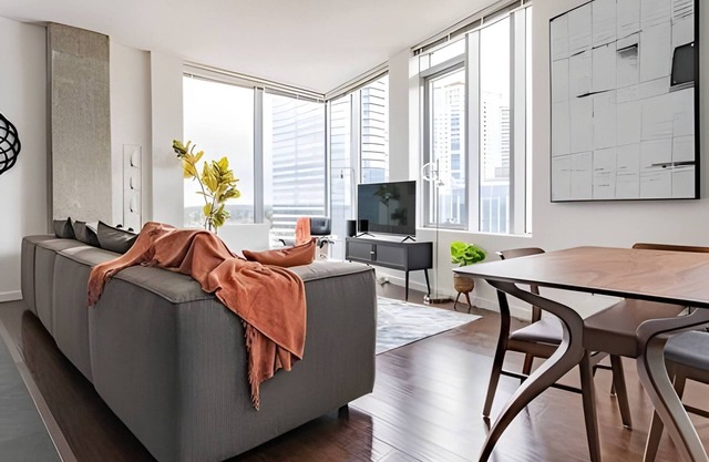 2BR+Den Penthouse | Gym, Pool |Bellevue| Sophari A