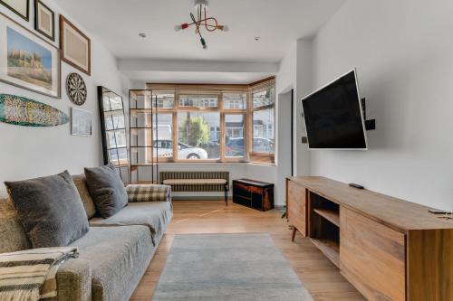 2BR Garden Home Free Parking for 7 Guests Easy Access to London & Heathrow