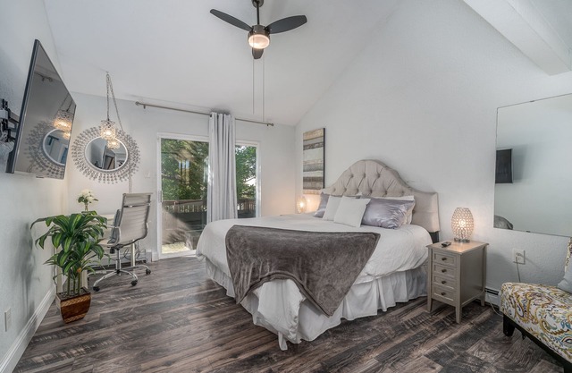 2BR Hidden Gem-Walk To Shops,Trails, and Wedding Venue. Red Rocks > Quick Uber