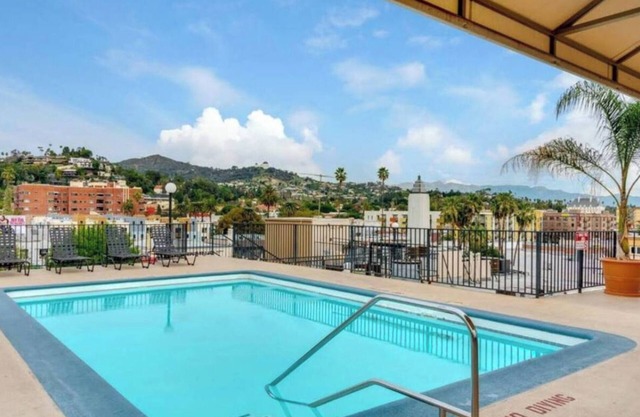 2BR Hollywood Apt w/Rooftop Pool & Stunning Views