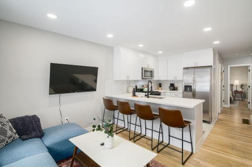2BR in Heart of Queen Village - walk to everything!