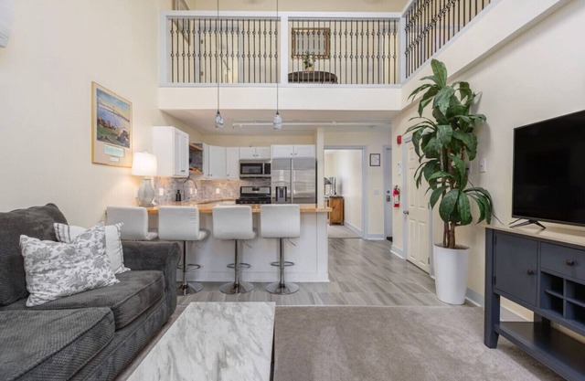2BR Loft in the Heart of Newport with Parking!