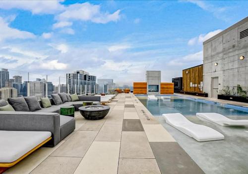 2BR Luxury with Views and Rooftop pool in Austin