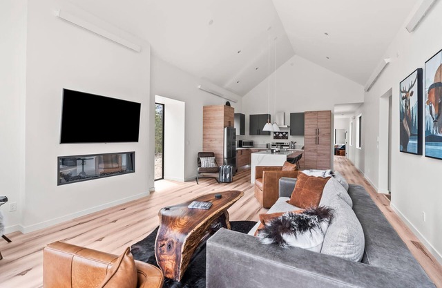 2BR Mountain View Retreat - Near Twin Lakes