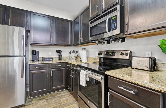 2BR Orlando Oasis: Balcony, Cozy, Great Amenities!