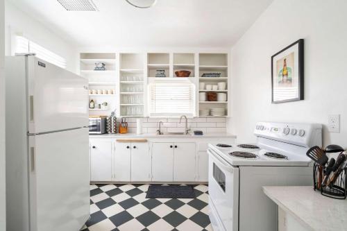 2BR Retreat - Walk to Tabor Shops & Cafes