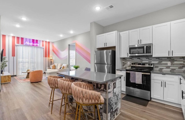 2BR, Sleeps 6, Free Wifi, 8 Min to Broadway