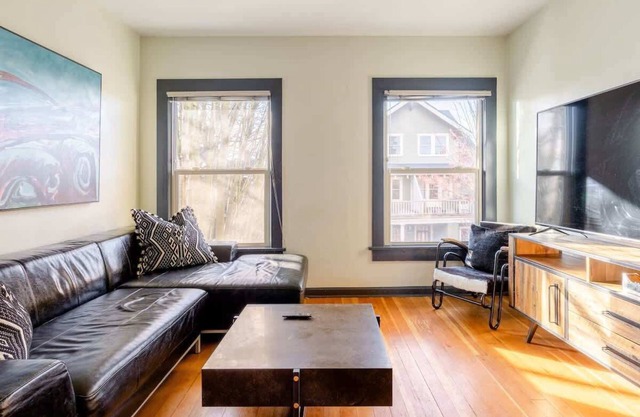 2BR - Sleeps 6 - Perfect Location for Foodies