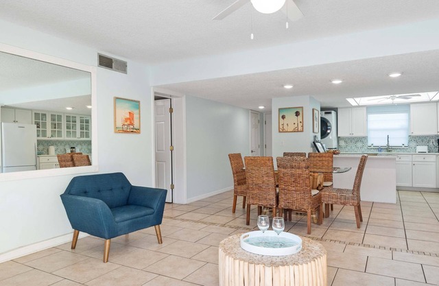 2BR Sleeps 6 Poolfront BBQ Steps to Beach & Pier!