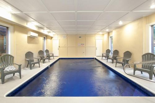 2Cabins 16BR Sleeps42 Hot Tub Indoor Pool and Gazebo