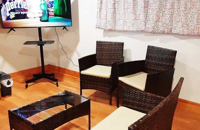 2nd fl Elegant Studio with kitchenette: Cozy, Sparkling, Comfy, Private parking.