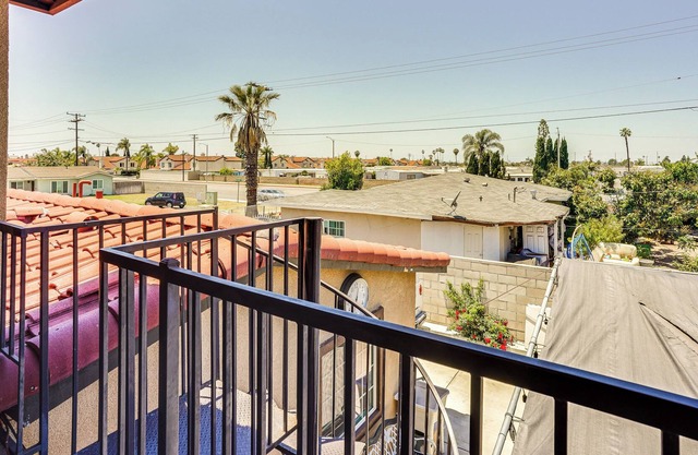 2nd-Floor Westminster Apartment Near Disneyland!