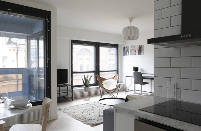 2ndhomes Modern 1BR Apartment w Balcony