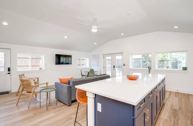 3/2, Private hot tub, fireplace, firepit