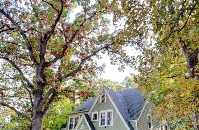 3 Acre Cottage minutes from Golf & Green Lake