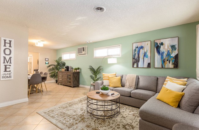 3 Bd House Near Disney/Knotts/Convention Ctr~Sleeps 10!~King Beds!