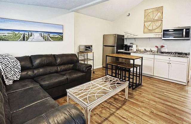 3 BDRM Bungalow Sleeps 6 In The Heart of GOTL