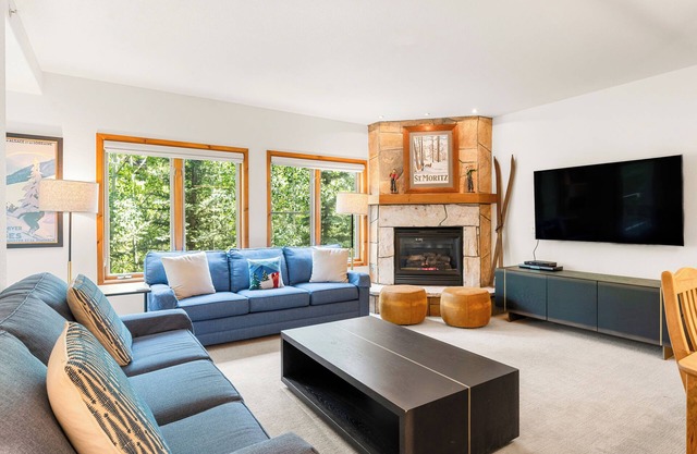 3 Bdrm+Den, Ski-In/Out, Near Town, Hot Tubs
