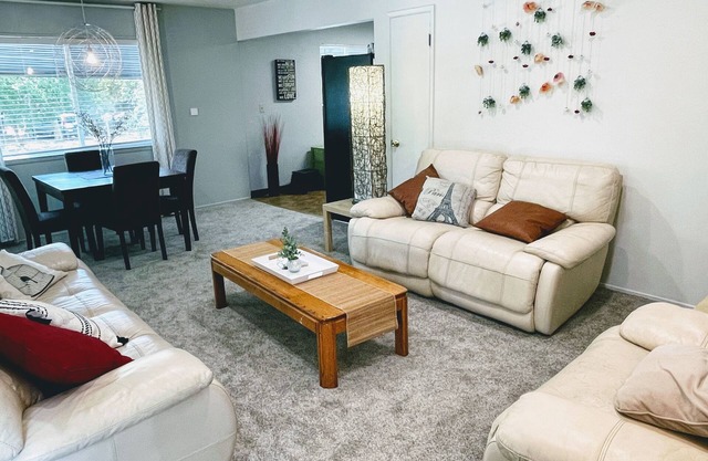 3 Bdrm, Downtown Apartment Near Hospitals & Cafes