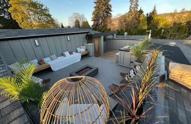 3 bdrm suite w/rooftop patio, firetable & sauna + hot tub, cold plunge & more!