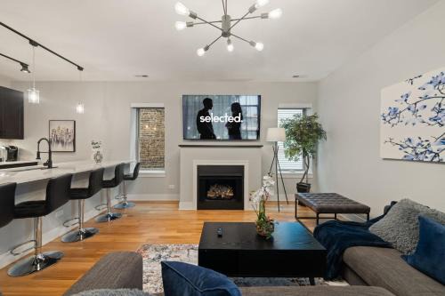 3 Bed 2 Bath Chicago Retreat w Balcony & Parking