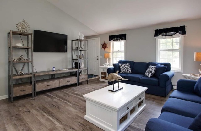 3 Bed 2 Bath - Fully Renovated SS Granite kitchen walk to beach Falmouth heights