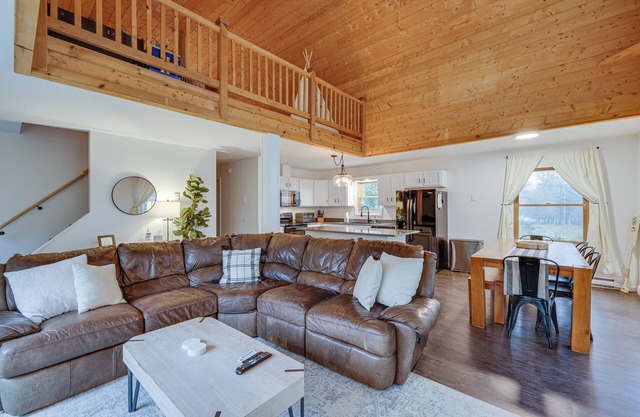 3 BED/2 BATH HOME WITH BOAT SLIP - STEPS TO LAKE WALLENPAUPACK