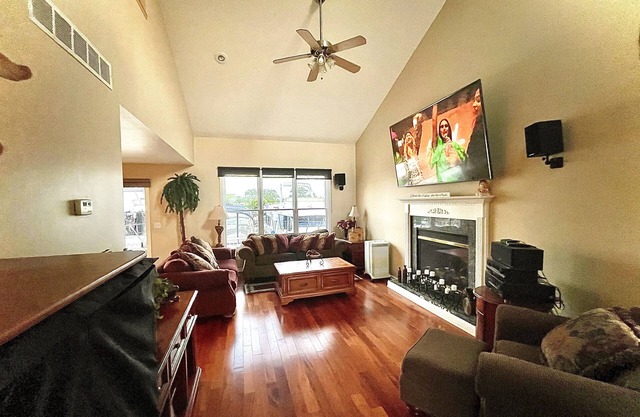 3 Bed, 2 Bath House on Canal with Boat Well Included