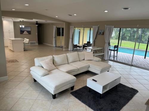 3 bed 2 bath pool house with water access