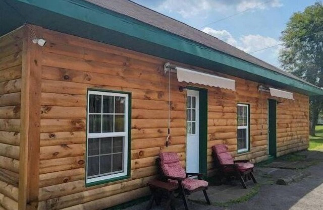 3 bed/2 bath riverside cabin