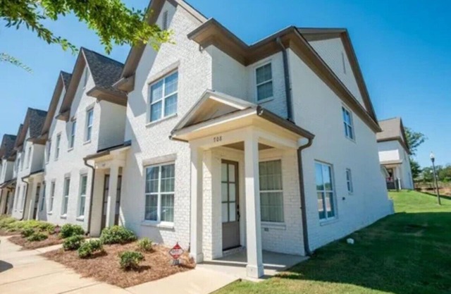 3 bed/3.5 bath end unit Condo in Oxford. 2 miles from the Square and Campus.