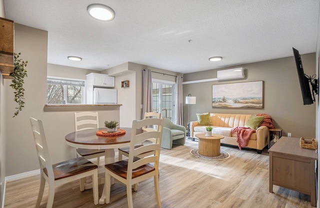 3-Bed by River, AC, Free Parking, Near Saddledome