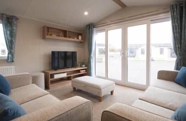 3 Bed Caravan - Sleeps 6 - Parking - Wifi