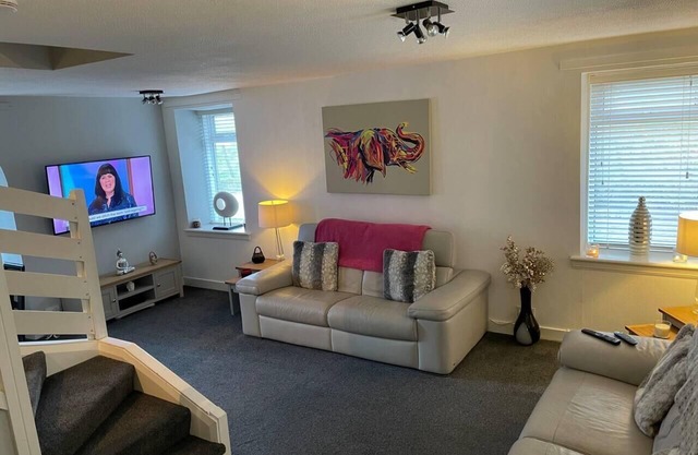 3 Bed Cottage -Sleeps 5-Pets-HotTub-Bar-Smoking