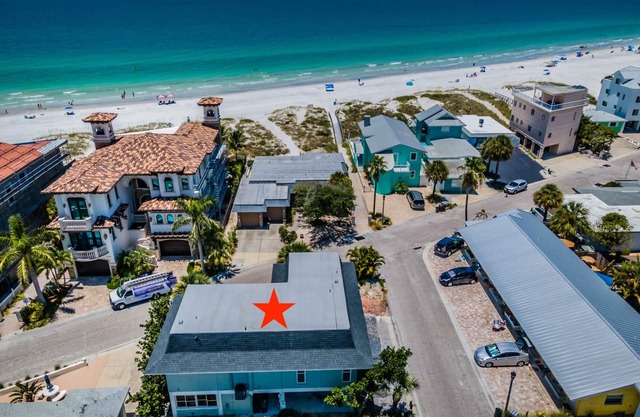 3 Bed - Cozy & Coastal Beach House Steps Away from Beach