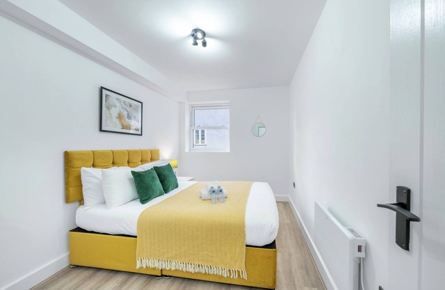 3 Bed Flat - Sleeps 8 - Parking - Wifi