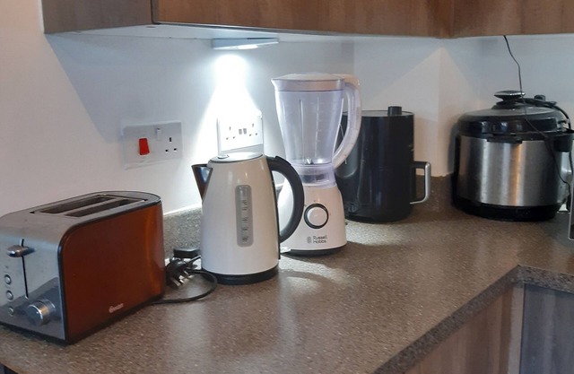 3 Bed House - Sleeps 4 - Parking - Wifi