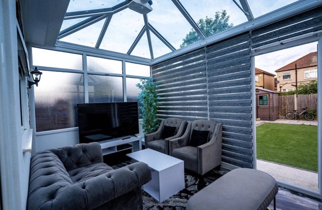 3 Bed House - Sleeps 6 With Free Parking