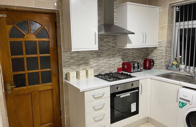 3-Bed House - Sleeps 5 with Free Parking