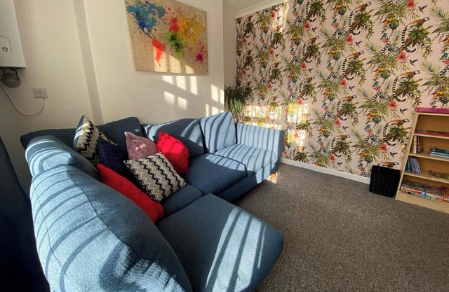 3 Bed House - Sleeps 5 - Wifi, Parking